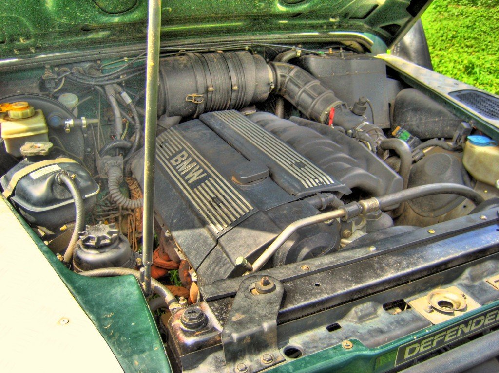 Land_Rover_Defender_2.8i_engine[1].jpg