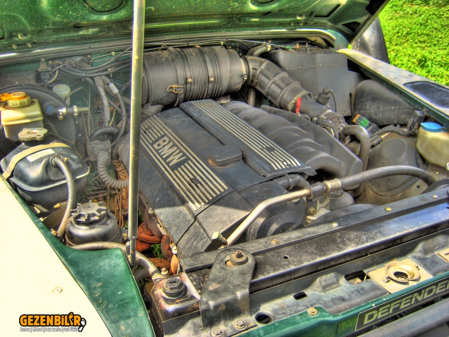Land_Rover_Defender_2.8i_engine.jpg