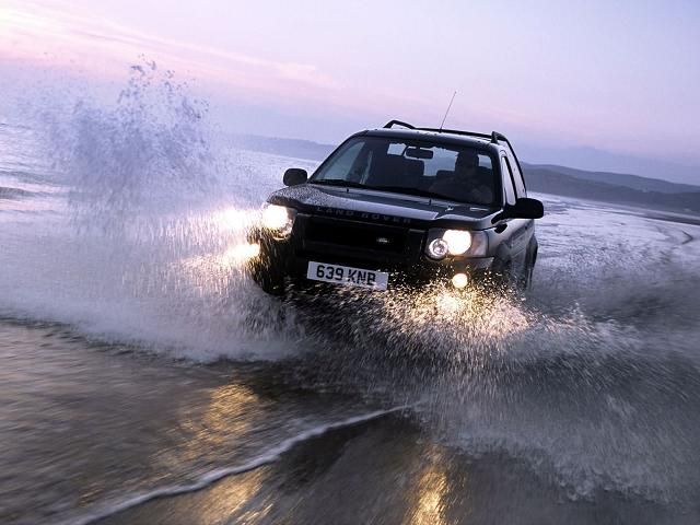 Land_Rover_Freelander_Td4_3-door_2004_015.jpg