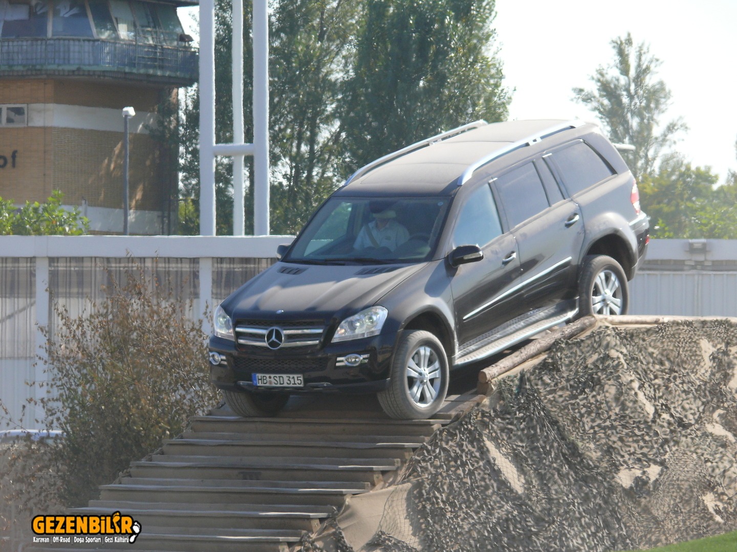 Mercedes-Benz_GL_Off-Road_Parcours.jpg