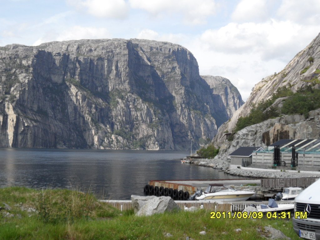 Meshur Preikestonu karsidaki bu tepelerden birisinin ÃƒÂƒÃ‚ÂƒÃƒÂ‚Ã‚Â¼zerinde.JPG