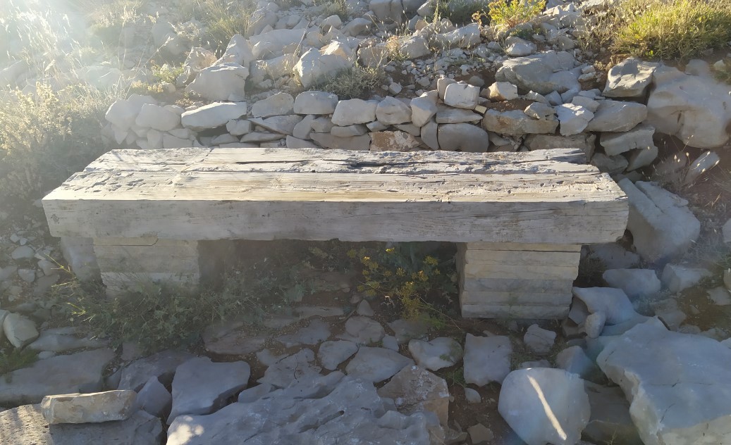 nemrut yürüyüş yolu oturma yerleri.jpg