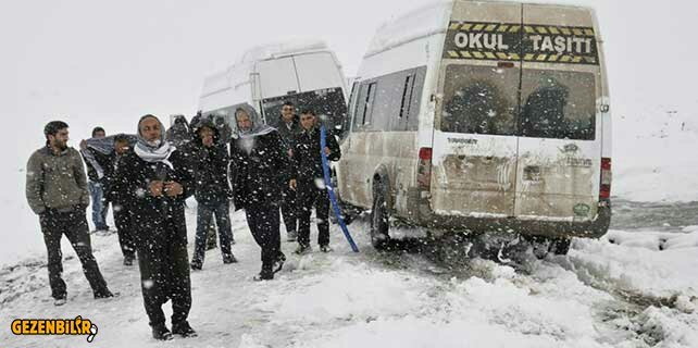 ogrenci-servis-minibusu-kar-nedeniyle-yolda-kaldi.jpg