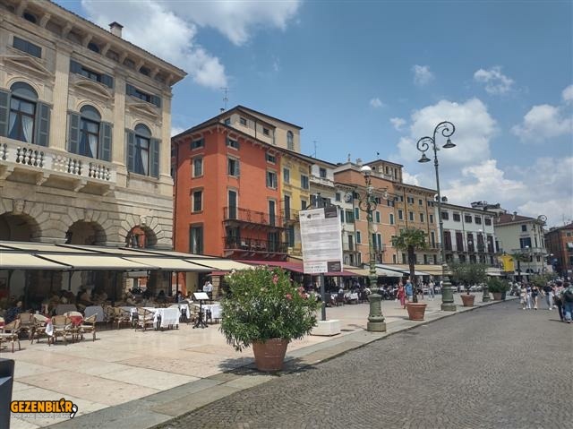 Piazza Bra 2 (Small).jpg