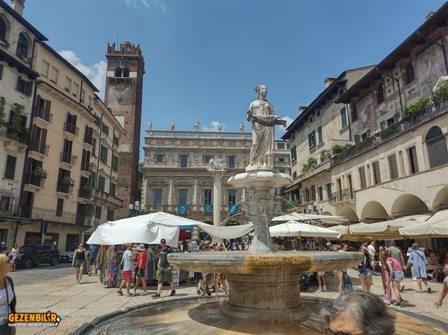 Piazza Gelle Erbe 1 (Small).jpg