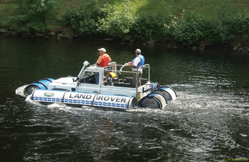 PICT6224_1_AMPHIBIOUS_LAND_ROVER_1[1].jpg