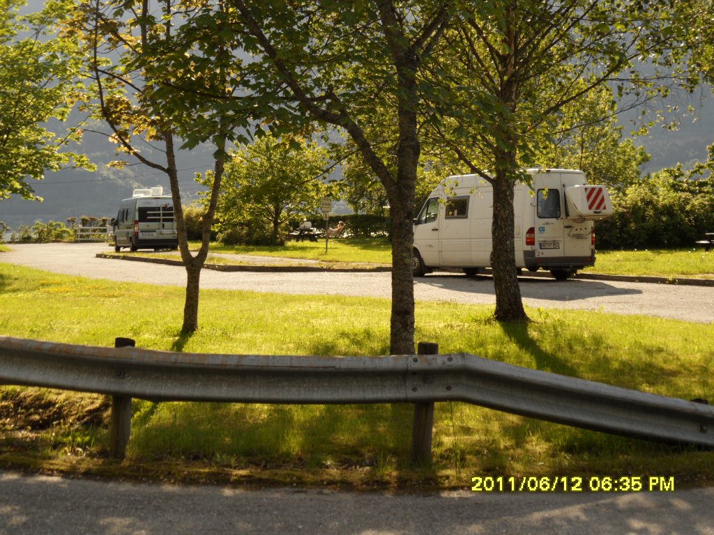 Piknik yerinde masa ve wc var. Kamping yasak yazyior..JPG