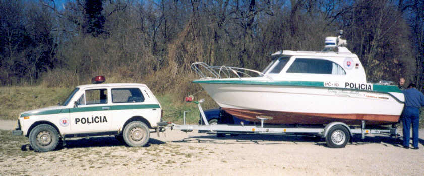 Police_niva_and_boat.jpg