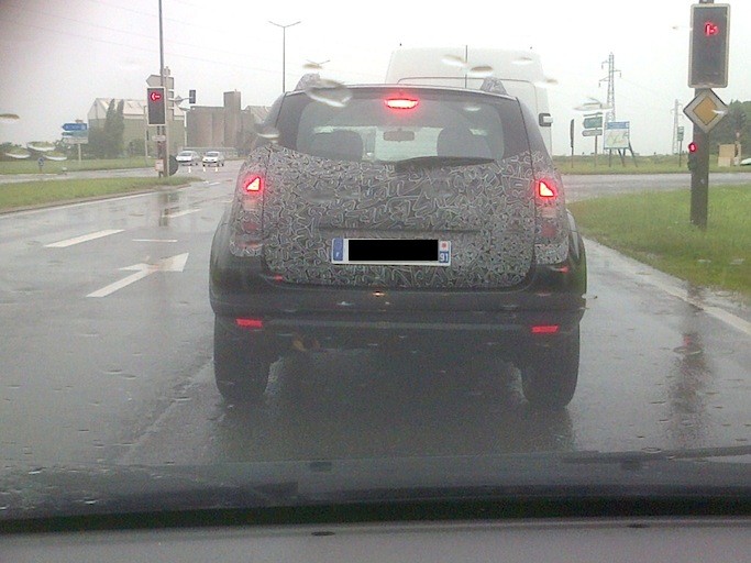 Renault-Duster-facelift-caught-testing-in-France.jpg