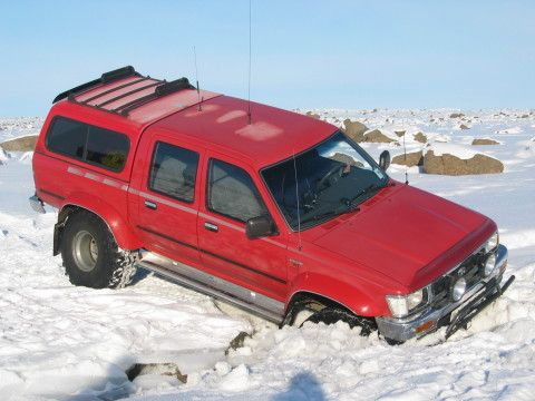 rookie-trip-04-toyota-hilux-stuck-in-a-stream.jpg