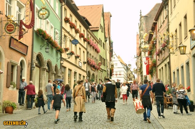 Rothenburg cadde geçmiş ve şimdi.jpg