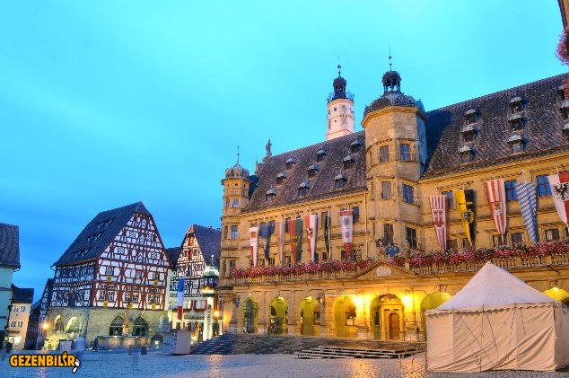 Rothenburg maktplatz ve belediye binasıjpg.jpg