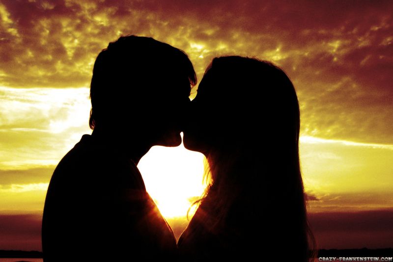 S 0046 L 001 kissing on sunset 1280x854.jpg