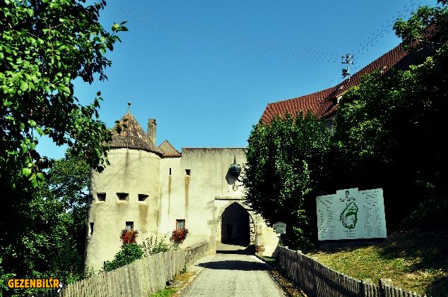 Schloss Harburg girişi.JPG