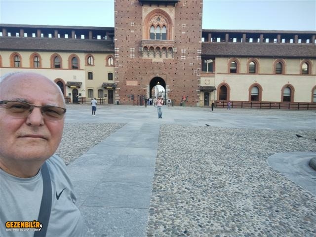 Sforzesco Şatosu (Small).jpg