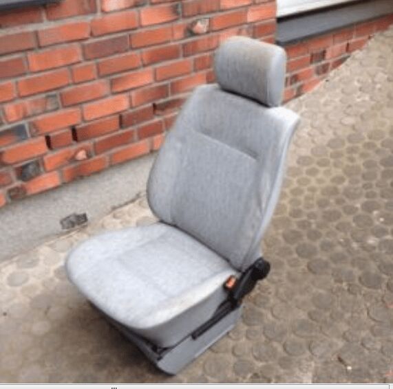 Sitz mit konsole.PNG