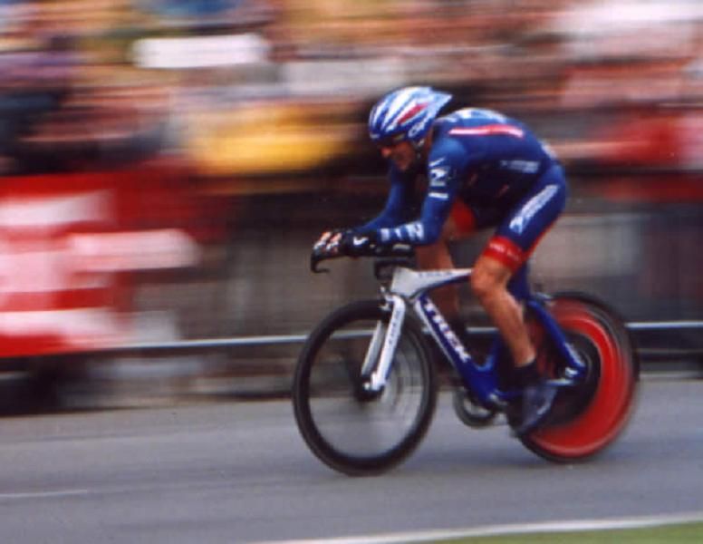 TF 00007 Lance Armstrong riding the prologue of the 2004 Tour