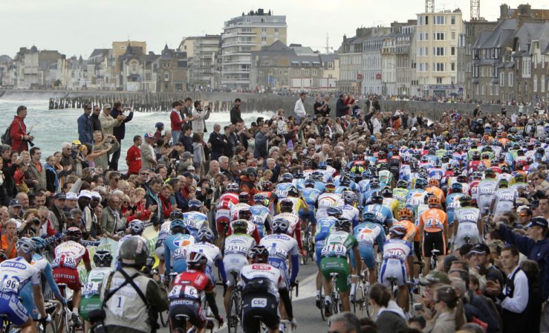 TF 0026 The pack rides along the coastline as they leave Saint Malo during the stage3 of the Tour de