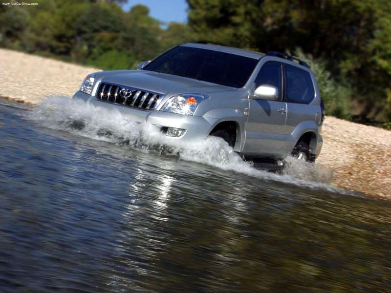 Toyota-Land_Cruiser_3d_2003_800x600_wallpaper_1a.jpg