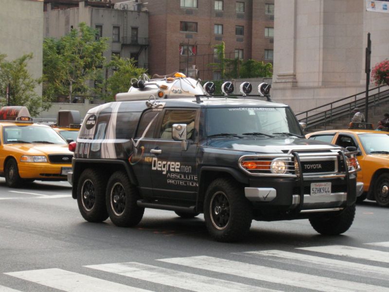 Toyota FJ Cruiser with third axle