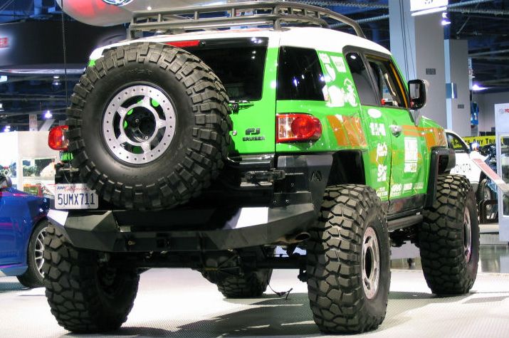 toyota_fj_rear_bumper_with_tire_carrier.jpg