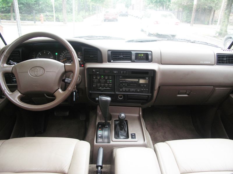 Toyota_Land_Cruiser_FZJ80_dashboard.jpg