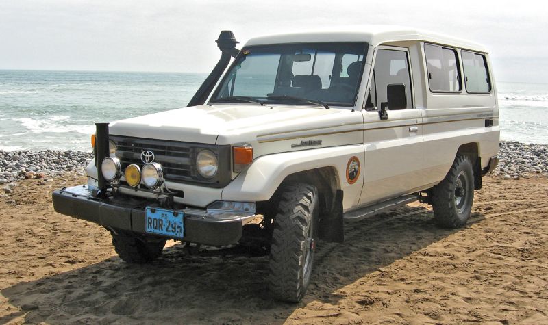 TOYOTA_Land_Cruiser_HZJ75-01.jpg