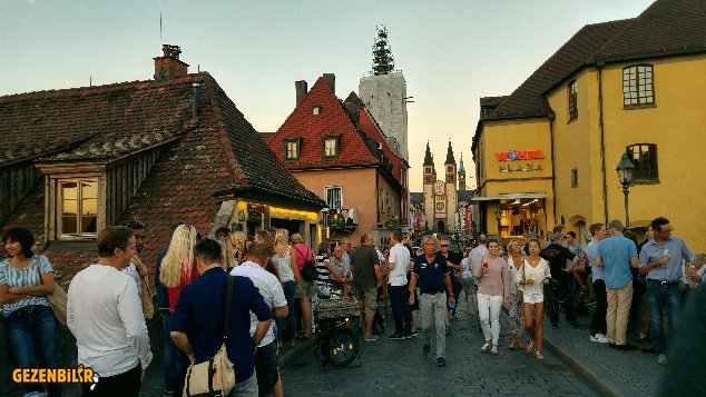Würzburg Alte Mainbrücke köprüsü akşam.jpg
