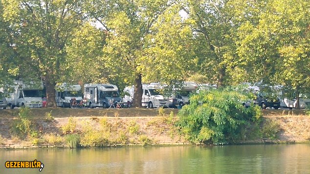 Würzburg Main nehri kıyısındaki park.jpg