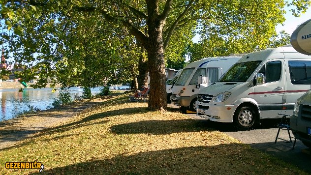 Würzburg Main nehri kıyısındaki park yeri.jpg
