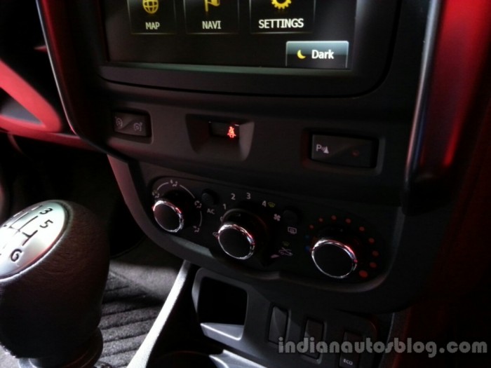 AC-controls-of-the-2014-Dacia-Duster-facelift.jpg