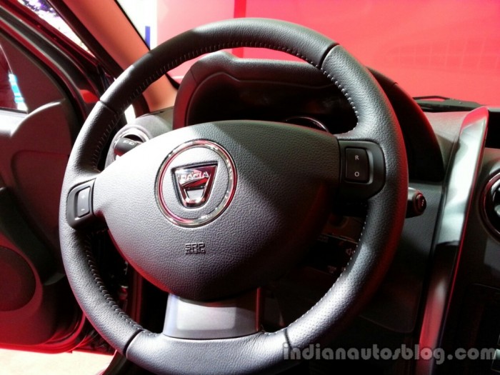 Steering-wheel-of-the-2014-Dacia-Duster-facelift.jpg