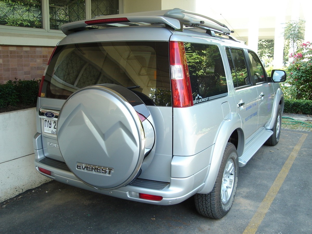 Ford_Everest_tail2.jpg