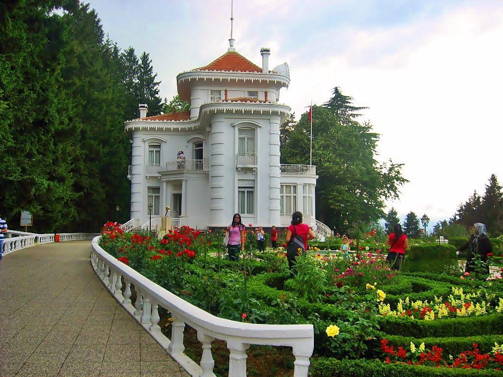 Trabzon-Atat%C3%BCrk-K%C3%B6%C5%9Fk%C3%BC.jpg